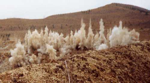 Splendida volata alla miniera di marna da cemento di Rassina (AR), esplosivo Tutagex 831 e ANFO; miccia detonante lungo foro e detonatori elettrici 25 ms