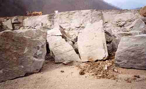 Risultato di un petardaggio in arenaria