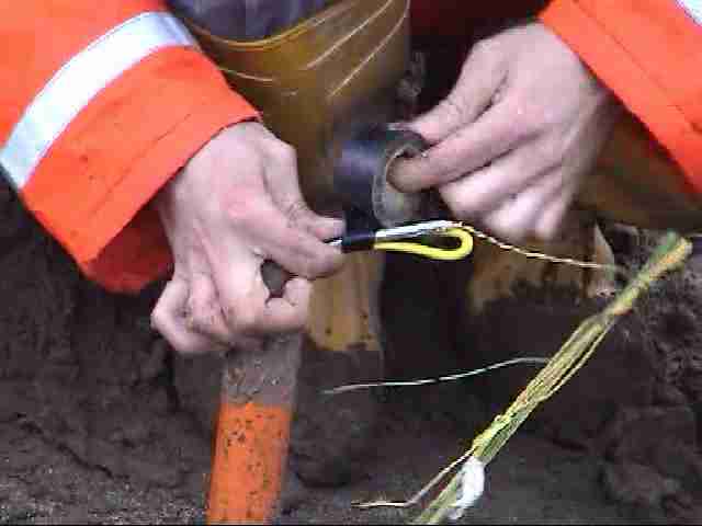 fasi dell'accoppiamento detonatore / miccia detonante