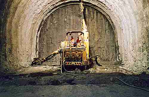La fase di perforazione tramite Boomer Atlas Copco a tre braccia