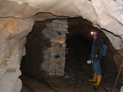 prospezione in antiche miniere